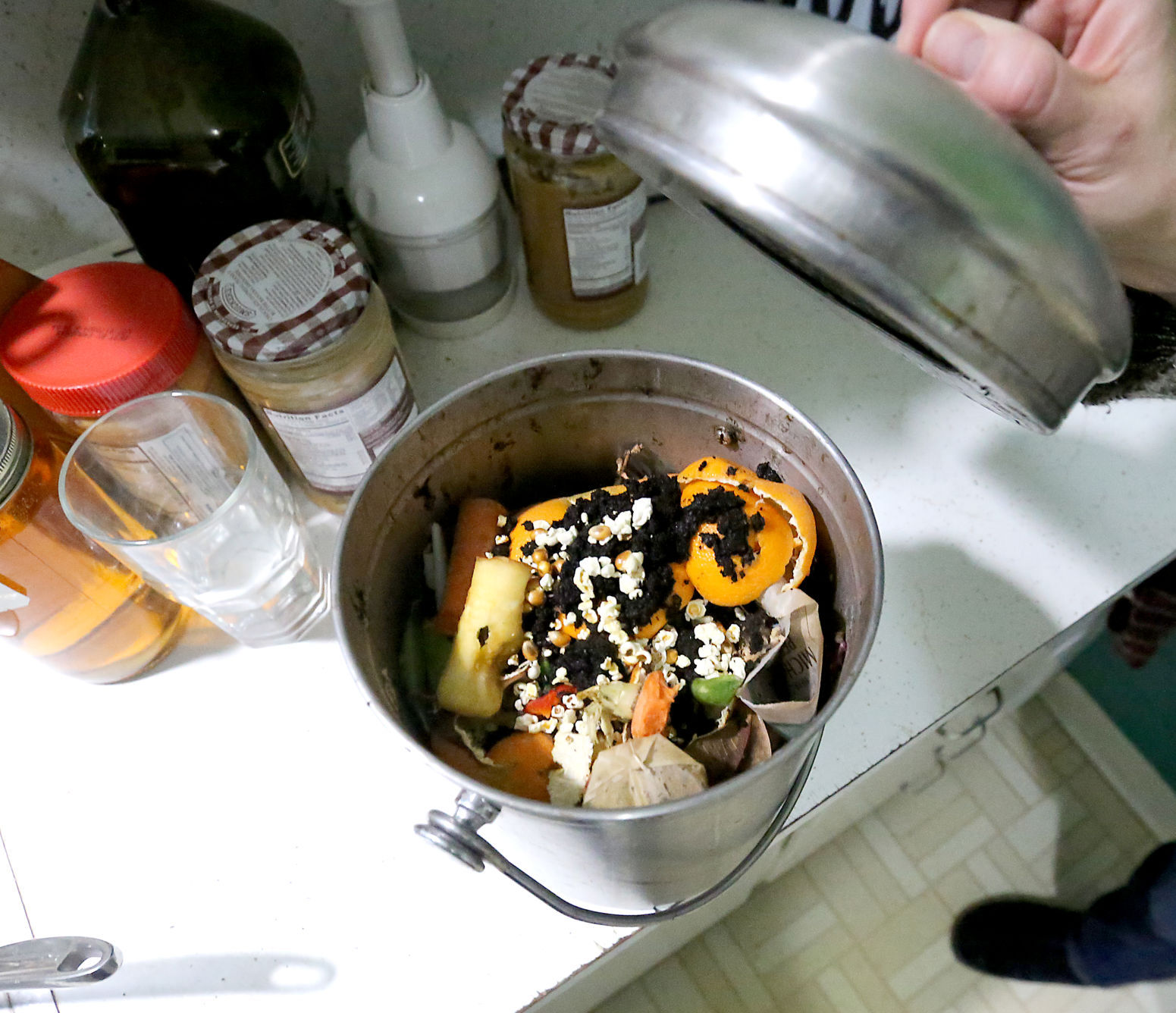 Kitchen compost bin